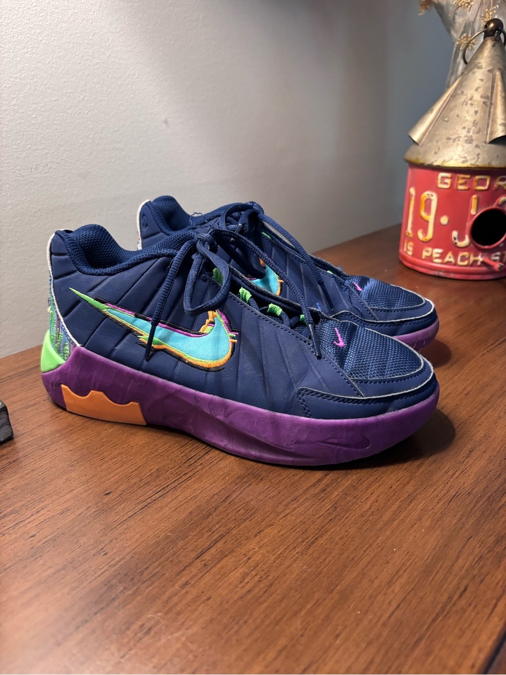 Nike LeBron Witness 9 GS King of Basketball kid bold shoe youth Size 5.5